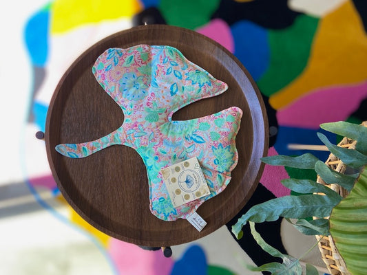 Bouillotte naturelle aux graines de lin faite main France en forme de feuille de Gingko pour apaiser les douleurs d'endométriose 
